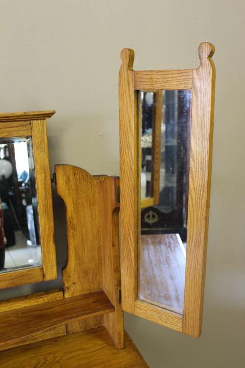 A gorgeous vintage Oak 3-drawer dressing table with tri-folding mirrors on castors. Stunning!!!