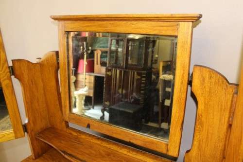 A gorgeous vintage Oak 3-drawer dressing table with tri-folding mirrors on castors. Stunning!!!