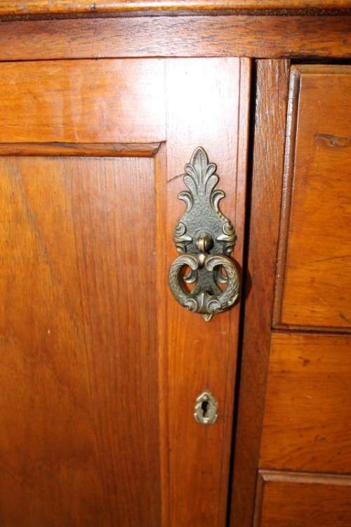 A stunning antique oak side server cabinet with a bevelled mirror, loads of drawer & cupboard space