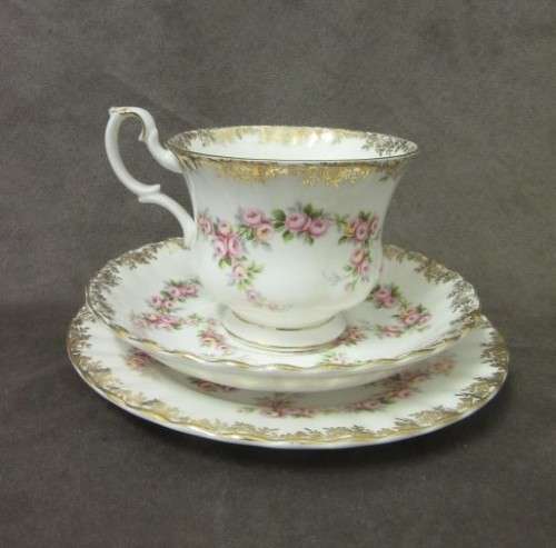 A beautiful, elegant vintage "Royal Albert" fine bone china "Dimity Roses" pattern trio. Price/trio