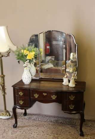A gorgeous vintage solid Imbuia ball & claw dressing table w 5 drawers, large mirror & brass handles