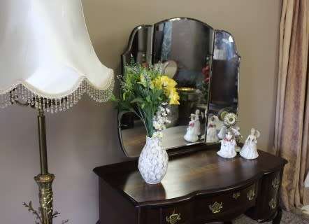 A gorgeous vintage solid Imbuia ball & claw dressing table w 5 drawers, large mirror & brass handles