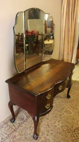 A gorgeous vintage solid Imbuia ball & claw dressing table w 5 drawers, large mirror & brass handles