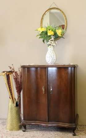A fabulous Imbuia Queen Anne footed double door all purpose/drinks cabinet w/ 2 shelves. Stunning!!!