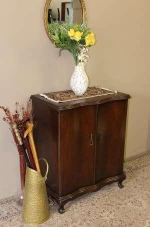 A fabulous Imbuia Queen Anne footed double door all purpose/drinks cabinet w/ 2 shelves. Stunning!!!