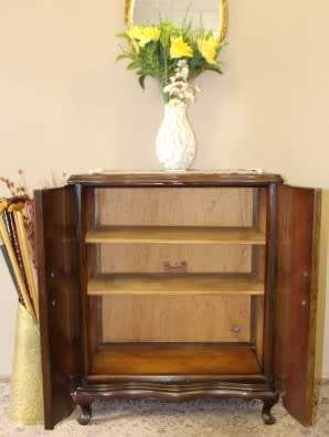 A fabulous Imbuia Queen Anne footed double door all purpose/drinks cabinet w/ 2 shelves. Stunning!!!