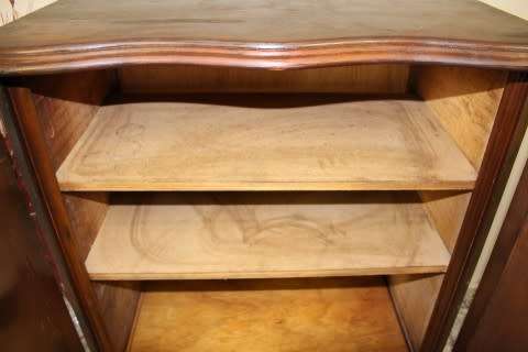 A fabulous Imbuia Queen Anne footed double door all purpose/drinks cabinet w/ 2 shelves. Stunning!!!