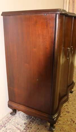 A fabulous Imbuia Queen Anne footed double door all purpose/drinks cabinet w/ 2 shelves. Stunning!!!