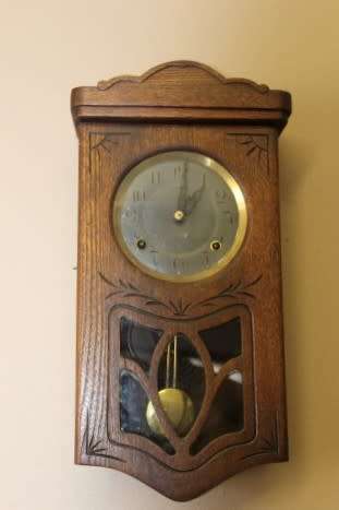 A fabulous vintage Oak wall hanging wind up pendulum gong clock. Stunning in all rooms!!!