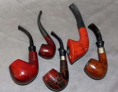 An awesome wood pipe stand with five pipes including a Q brand. Fantastic addition to a collection!!