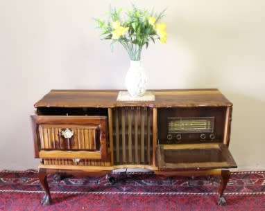 A stunning vintage Philips radiogram cabinet w/ a stylish design and ball and claw feet. Working!!!
