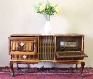 A stunning vintage Philips radiogram cabinet w/ a stylish design and ball and claw feet. Working!!!