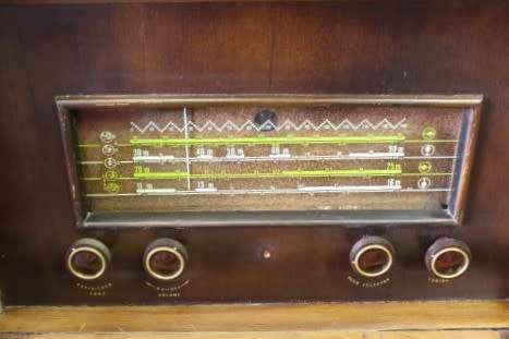 A stunning vintage Philips radiogram cabinet w/ a stylish design and ball and claw feet. Working!!!