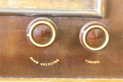 A stunning vintage Philips radiogram cabinet w/ a stylish design and ball and claw feet. Working!!!