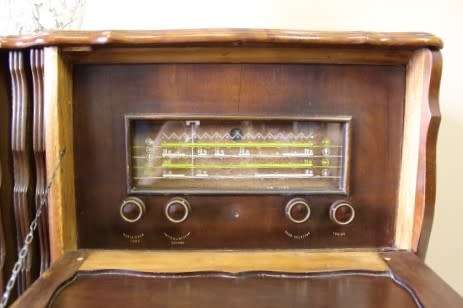 A stunning vintage Philips radiogram cabinet w/ a stylish design and ball and claw feet. Working!!!