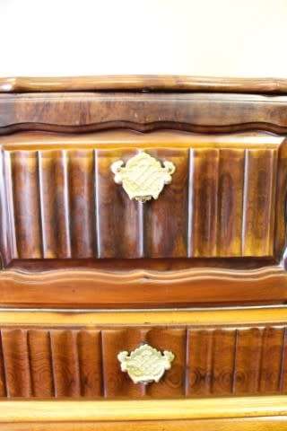 A stunning vintage Philips radiogram cabinet w/ a stylish design and ball and claw feet. Working!!!