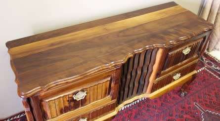 A stunning vintage Philips radiogram cabinet w/ a stylish design and ball and claw feet. Working!!!