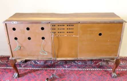 A stunning vintage Philips radiogram cabinet w/ a stylish design and ball and claw feet. Working!!!