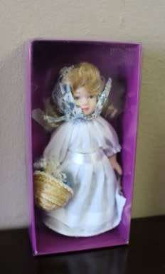 A gorgeous collection of 3 De Agostini porcelain dolls, no:18, 23, 25. collectible -Lifespace Sale