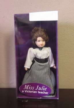 A gorgeous collection of 3 De Agostini porcelain dolls, no:9, 10, 37. Stunning collectible dolls