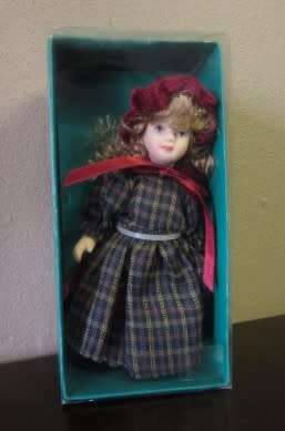 A gorgeous collection of 3 De Agostini porcelain dolls, no:9, 10, 37. Stunning collectible dolls