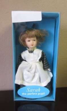 A gorgeous collection of 3 De Agostini porcelain dolls, no:9, 10, 37. Stunning collectible dolls