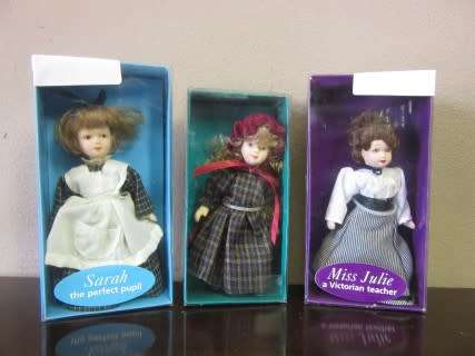 A gorgeous collection of 3 De Agostini porcelain dolls, no:9, 10, 37. Stunning collectible dolls