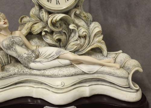 A beautiful vintage "Angelica collection" Quartz battery operated mantel clock.  Lifespace Sale