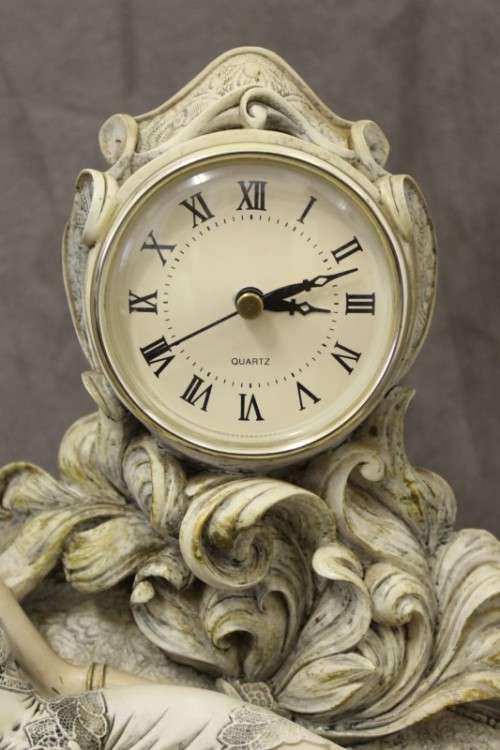 A beautiful vintage "Angelica collection" Quartz battery operated mantel clock.  Lifespace Sale