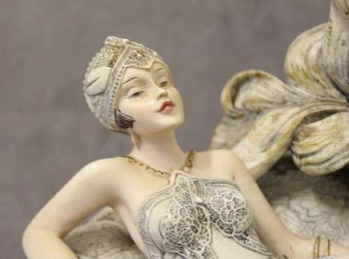 A beautiful vintage "Angelica collection" Quartz battery operated mantel clock.  Lifespace Sale
