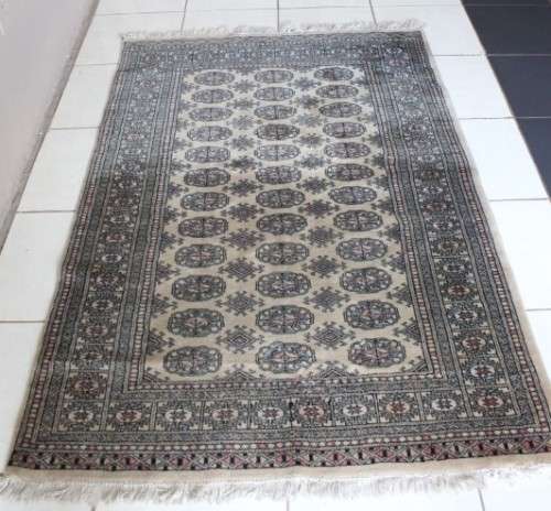 A stunning 190cm x 125cm machine made Persian carpet. Gorgeous in all rooms!