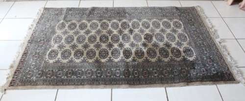 A stunning 190cm x 125cm machine made Persian carpet. Gorgeous in all rooms!
