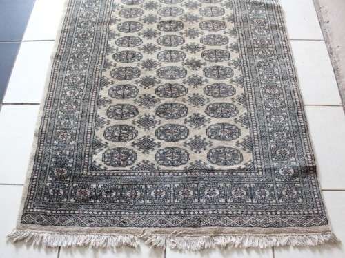 A stunning 190cm x 125cm machine made Persian carpet. Gorgeous in all rooms!