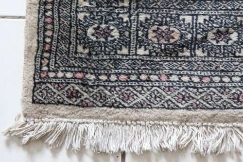 A stunning 190cm x 125cm machine made Persian carpet. Gorgeous in all rooms!