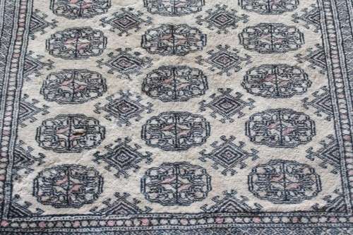 A stunning 190cm x 125cm machine made Persian carpet. Gorgeous in all rooms!