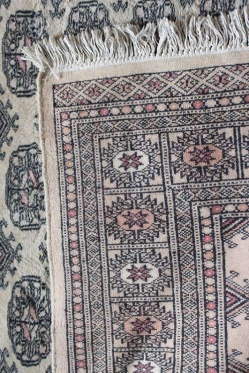 A stunning 190cm x 125cm machine made Persian carpet. Gorgeous in all rooms!