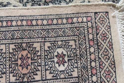 A stunning 190cm x 125cm machine made Persian carpet. Gorgeous in all rooms!
