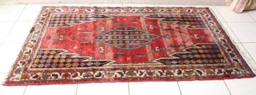 A stunning 125cm x 210cm hand knotted Persian carpet in bright reds. Gorgeous in all rooms!