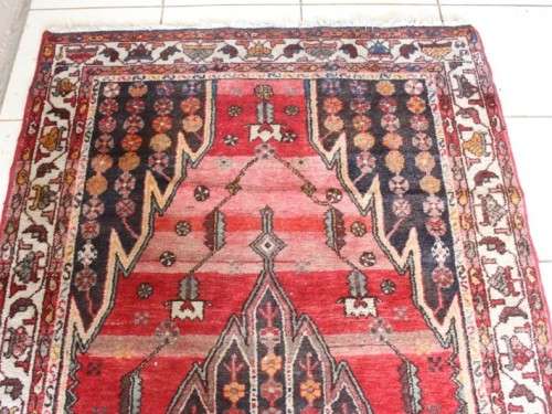 A stunning 125cm x 210cm hand knotted Persian carpet in bright reds. Gorgeous in all rooms!