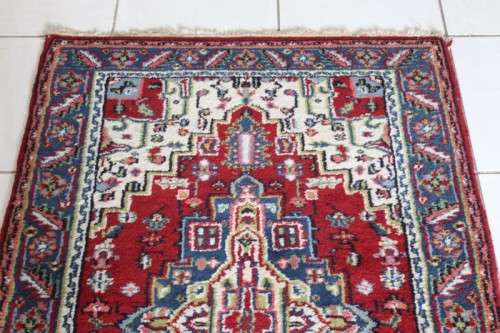 A stunning 95cm x 153cm hand knotted thick pile Persian carpet in dark reds. Gorgeous in all rooms!