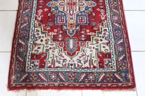 A stunning 95cm x 153cm hand knotted thick pile Persian carpet in dark reds. Gorgeous in all rooms!