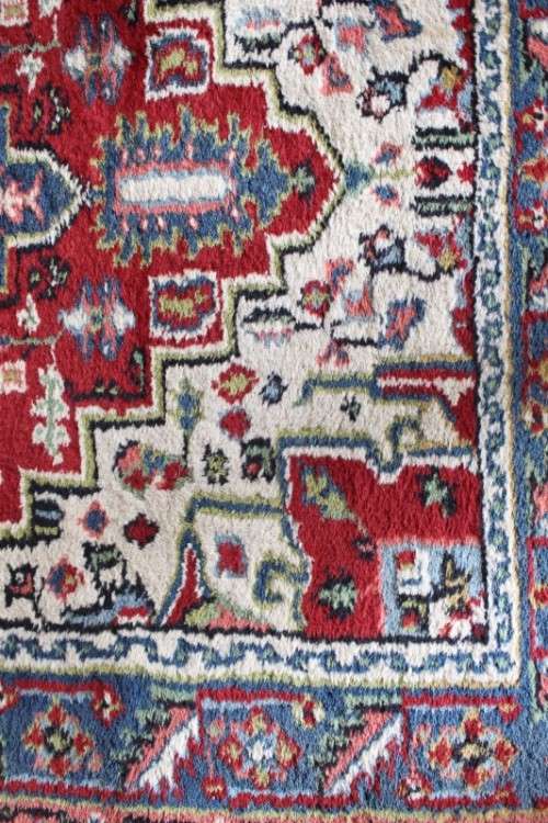 A stunning 95cm x 153cm hand knotted thick pile Persian carpet in dark reds. Gorgeous in all rooms!