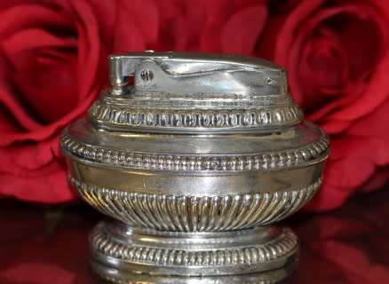 A spectacular vintage (1949) silver plated Ronson 'Queen Anne' table lighter, made in England.