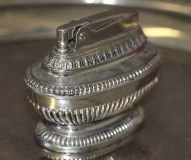 A spectacular vintage (1949) silver plated Ronson 'Queen Anne' table lighter, made in England.