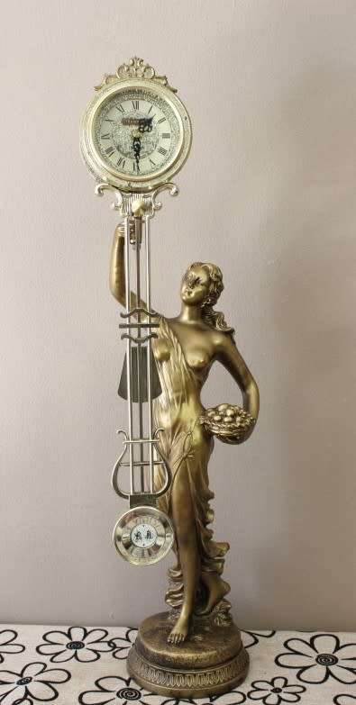 A beautiful vintage Cyranomatic battery operated swing pendulum clock w Quartz movement, working.