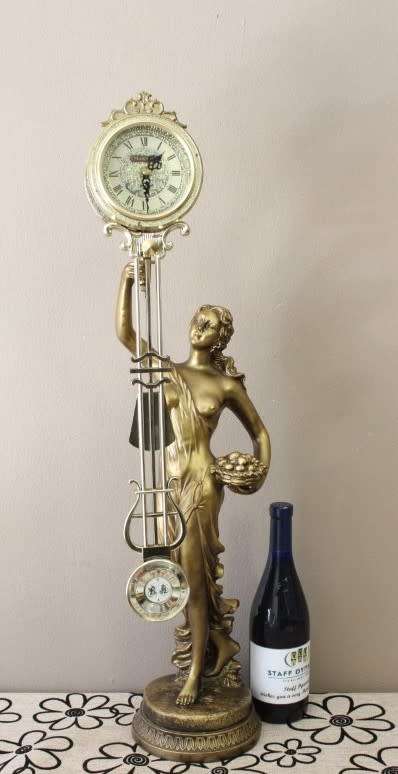 A beautiful vintage Cyranomatic battery operated swing pendulum clock w Quartz movement, working.