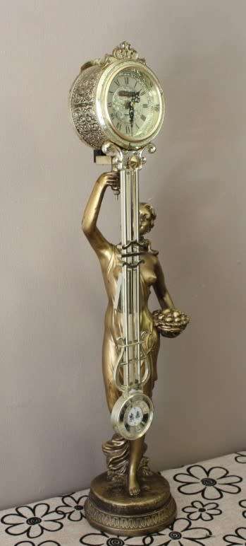 A beautiful vintage Cyranomatic battery operated swing pendulum clock w Quartz movement, working.