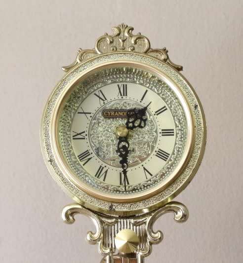 A beautiful vintage Cyranomatic battery operated swing pendulum clock w Quartz movement, working.