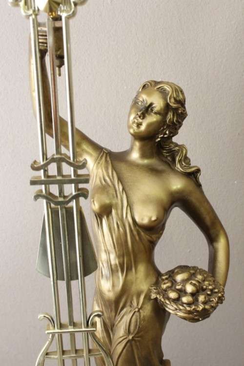 A beautiful vintage Cyranomatic battery operated swing pendulum clock w Quartz movement, working.