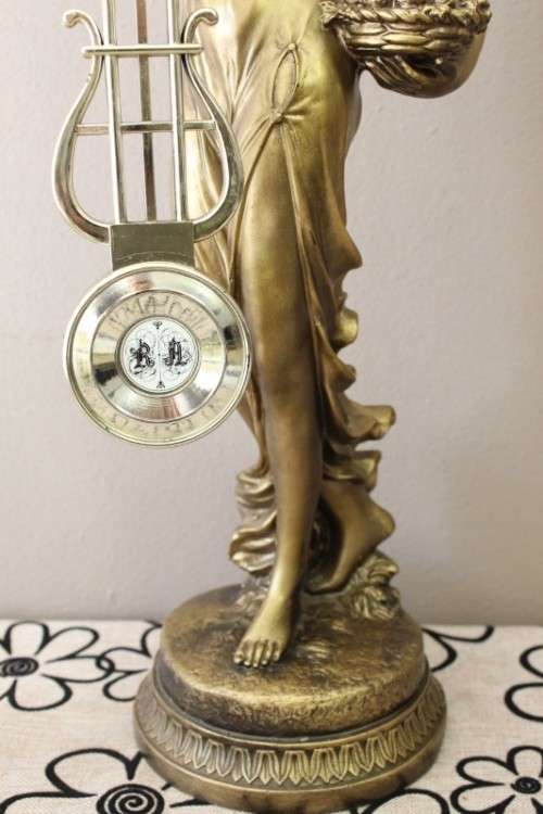 A beautiful vintage Cyranomatic battery operated swing pendulum clock w Quartz movement, working.